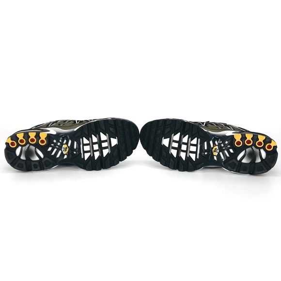 nike air max plus shark black